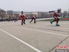 <b>桃城区通过号召各级学校举办校级的冰雪趣味活动</b>